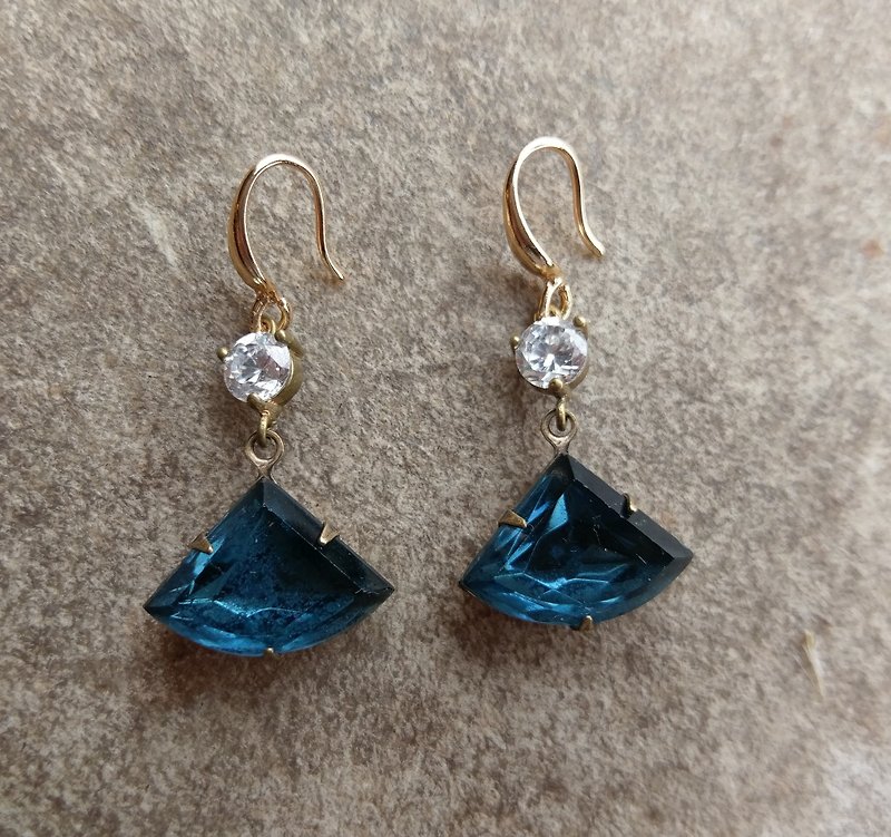 扇形深藍玻璃鋯石黃銅耳環 - 耳環/耳夾 - 其他金屬 藍色