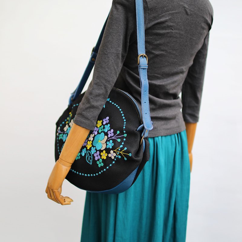 Pansy embroidery / shoulder bag - Messenger Bags & Sling Bags - Genuine Leather Blue