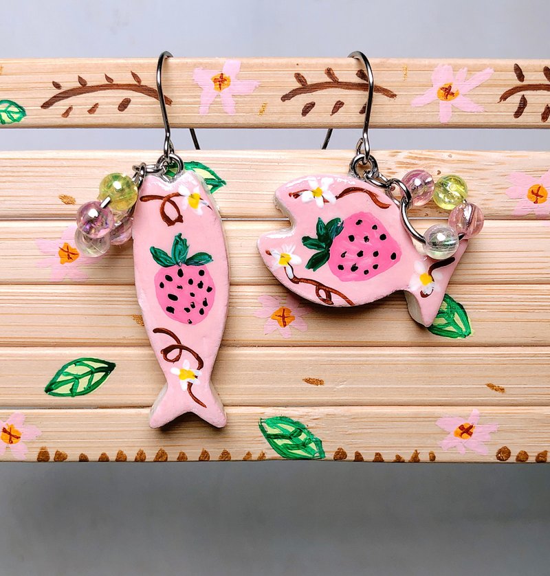 草莓魚 手作黏土耳環 手繪捏製 不銹鋼 吊墜款 - 耳環/耳夾/耳骨夾 - 黏土 粉紅色