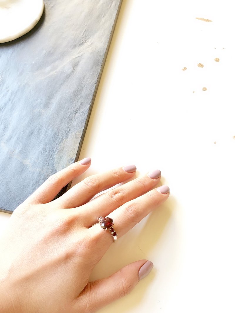 Vintage Oval Red Ruby Silver Solitaire Ring - 戒指 - 純銀 銀色