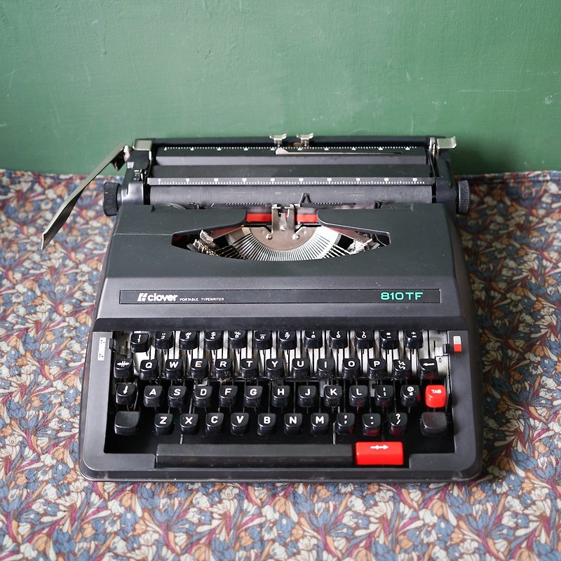 Clover 810TF typewriter old typewriter decoration gift props - กระเป๋าเดินทาง/ผ้าคลุม - โลหะ สีดำ