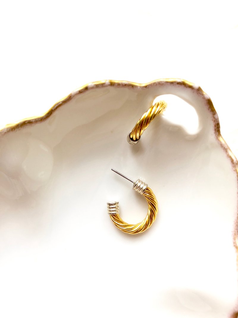 Vintage Twisted Wire Gold Hoop Earrings - 耳環/耳夾/耳骨夾 - 貴金屬 金色