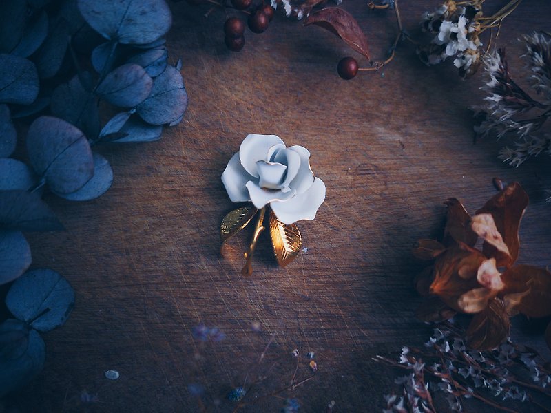 Cerrito Velvet Enamel Gold Leaf White Rose Brooch – American Antique Jewelry Vintage Jewelry - เข็มกลัด - โลหะ 