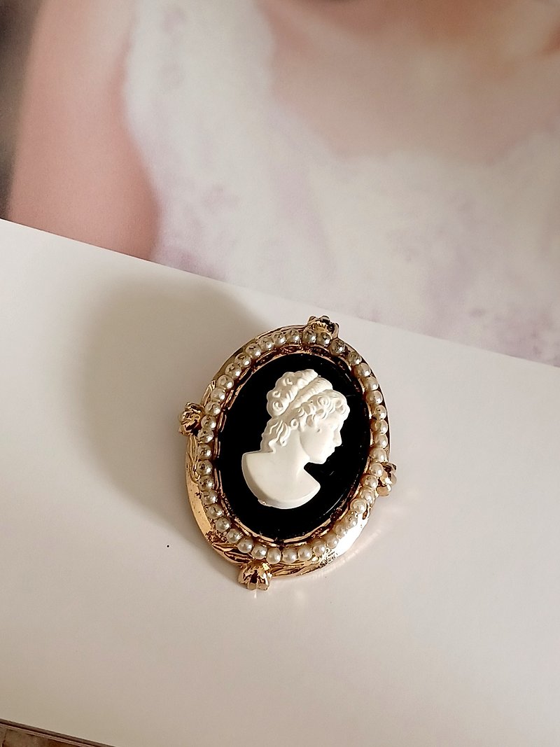 vintage jewelry CORO Victorian style brooch - เข็มกลัด - โลหะ 