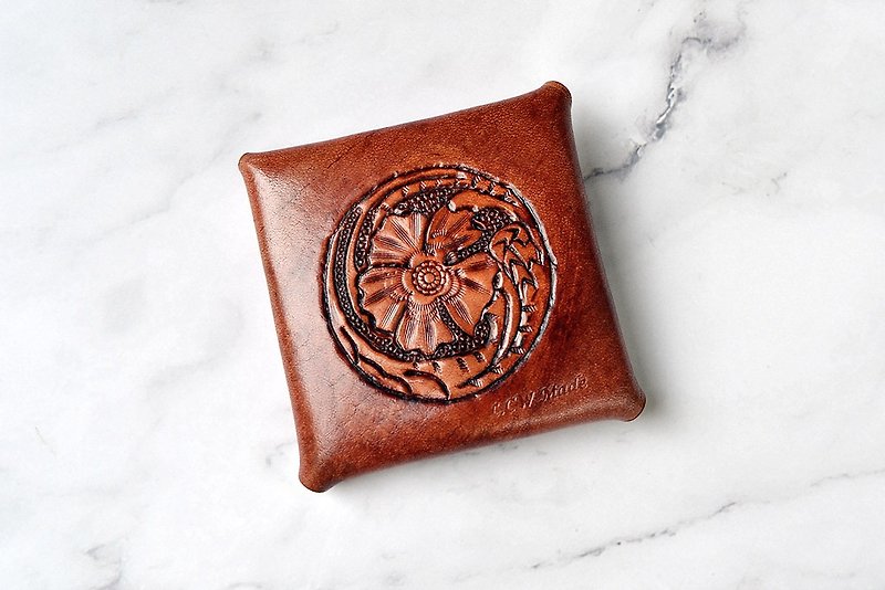 【Handmade】Handmade arabesque vegetable tanned leather four-corner coin purse (oil dyed red and Brown) - Coin Purses - Genuine Leather Orange
