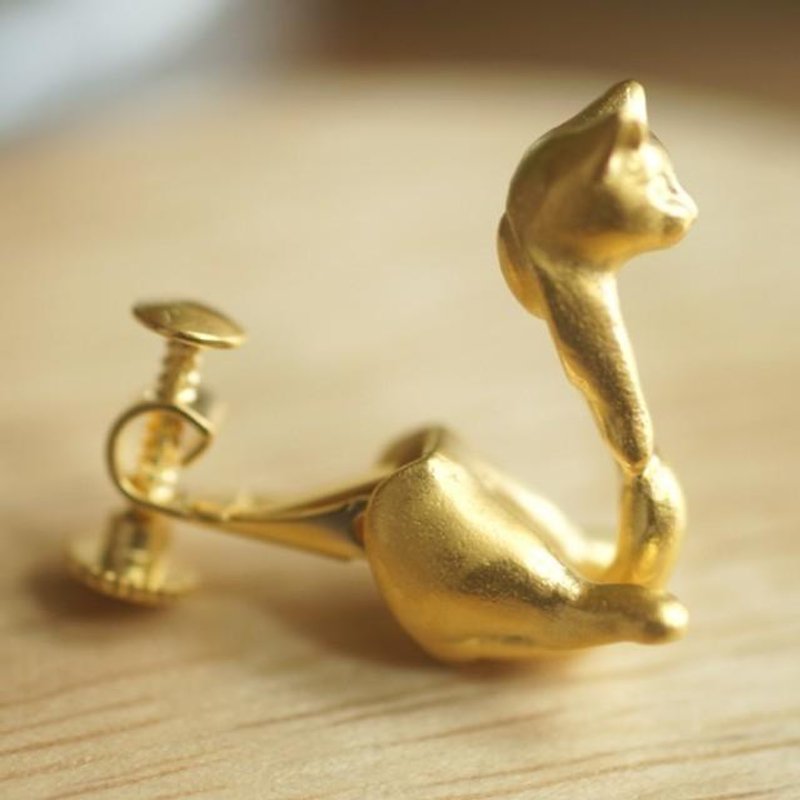 グリとラテュの猫イヤリング　グリ　マットゴールド　片耳 - 耳環/耳夾 - 其他金屬 金色