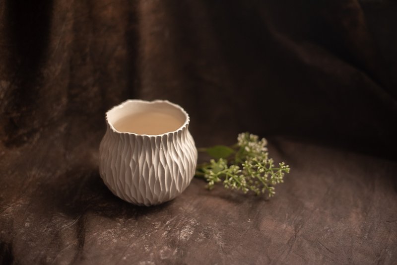 霧的原貌 割紋瓶 小 - 手作花器 - 花瓶/花器 - 瓷 白色