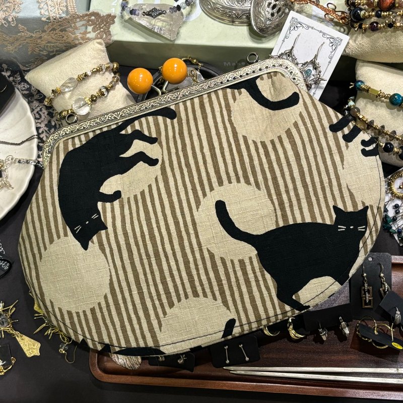 MBC handmade Khaki white striped black cat 20cm square frame flying kiss lock bag - กระเป๋าแมสเซนเจอร์ - ผ้าฝ้าย/ผ้าลินิน สีแดง