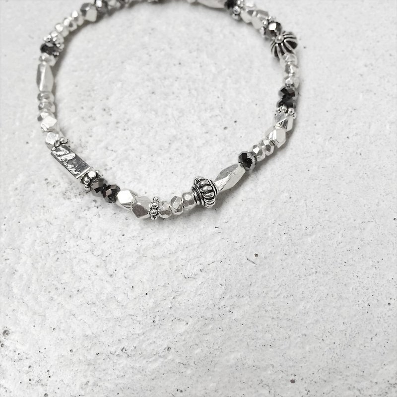 [Sterling Silver] - Deep Black in the light (sterling silver bracelet / stretch bracelet / waterproof bracelet / Austrian crystal) - สร้อยข้อมือ - โลหะ 