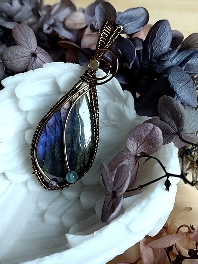 【Mountain Sleep】Purple Gold Shimmer Labradorite Pendant - Necklaces - Semi-Precious Stones Blue
