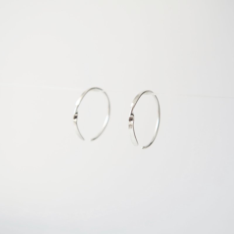A pair of 925 sterling silver swirling pattern C-ring earrings and small tail rings - ต่างหู - เงินแท้ สีเทา