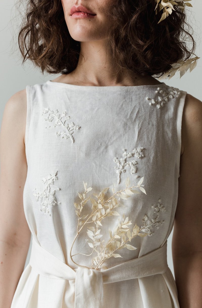 LINEN SUMMER WEDDING DRESS WITH FLOWER EMBROIDERY - ชุดราตรี - ลินิน ขาว