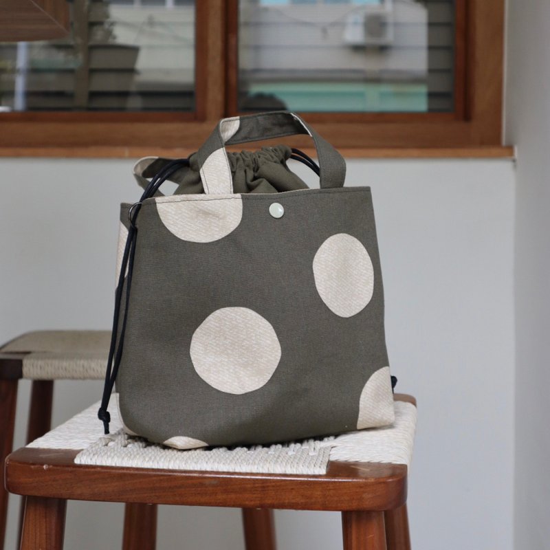 Polka dot bucket cinch bag (cedar gray green) - กระเป๋าแมสเซนเจอร์ - ผ้าฝ้าย/ผ้าลินิน สีเขียว