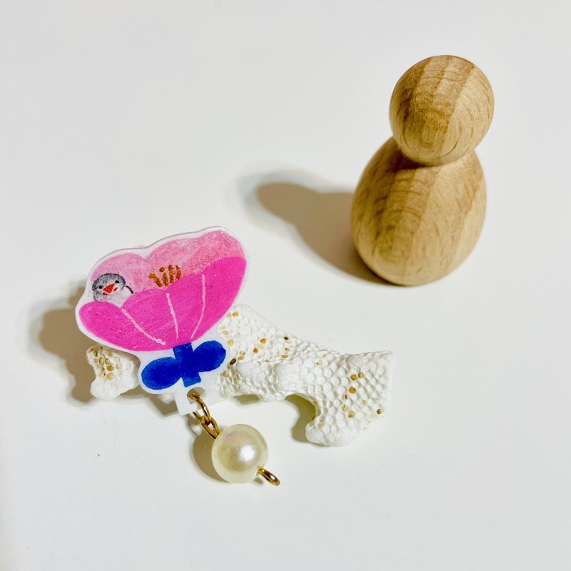 企鵝鬱金香胸針/手繪/熱縮片 - 胸針 - 塑膠 多色