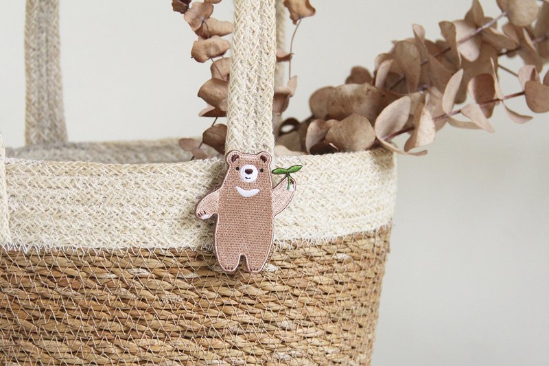 樂洋・Leyan- Forest Party刺繡別針/巧克力熊貝兒 - 徽章/別針 - 繡線 卡其色