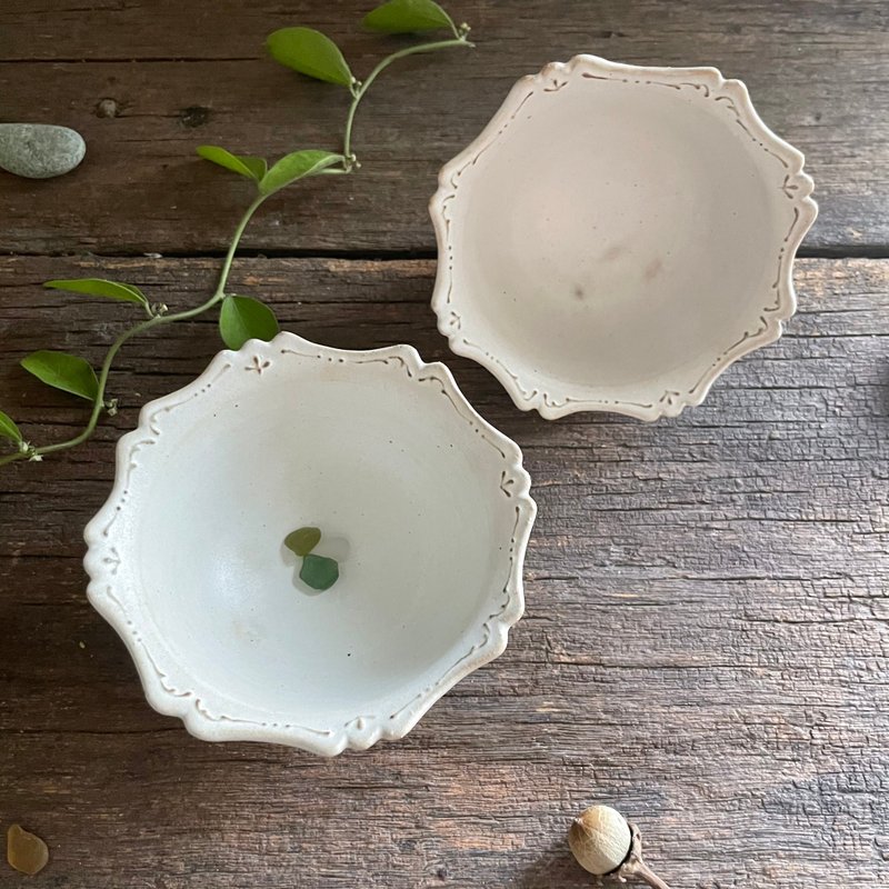 The flowers are blooming_white lace squeeze mud tall container - Other - Pottery White