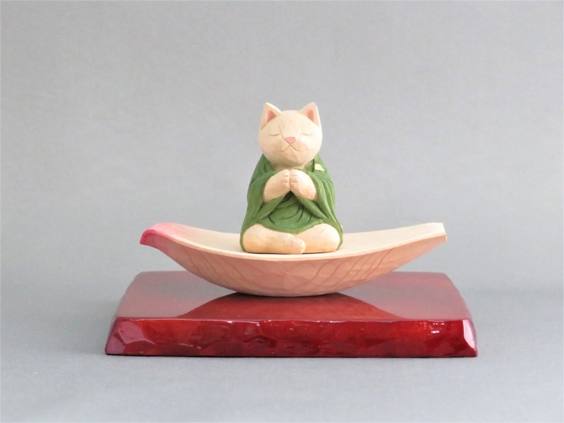 木彫り 蓮弁にのった袈裟を着た合掌猫　猫仏1927 - 公仔/玩偶 - 木頭 粉紅色