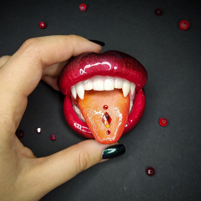 Lips-brooch Queen of Hearts 1 pst    Halloween style    Monster jewelry - เข็มกลัด - วัสดุอื่นๆ สีแดง