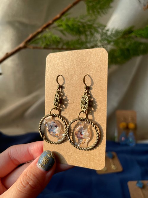 フラワーレジンボタン ×小花＆ガラスドロップ★秋冬 ピアス✳︎イヤリング　pink レジンデザインシリーズ - ショップ 掌 Crafted Village ピアス