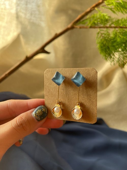 フラワーレジンボタン ×小花＆ガラスドロップ★秋冬 ピアス✳︎イヤリング　pink レジンデザインシリーズ - ショップ 掌 Crafted Village ピアス