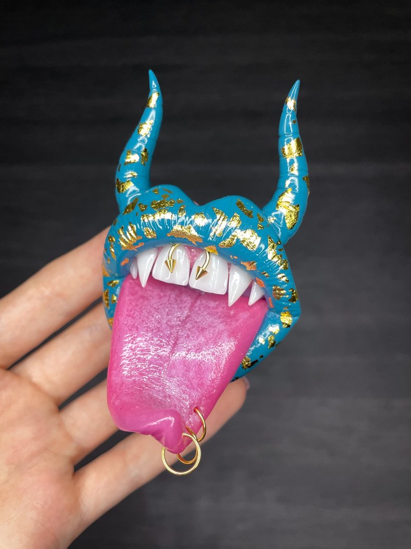 Phone grip. Blue-green lips with horns. - 其他 - 黏土 
