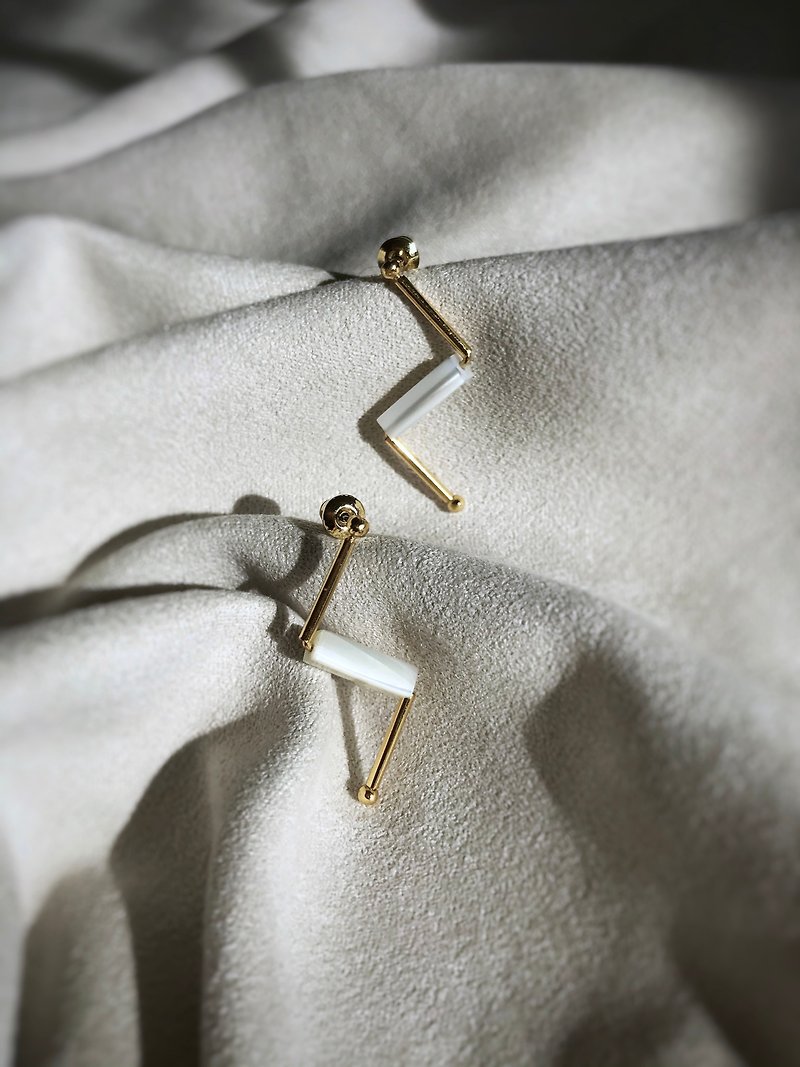 | L'EAU 2 | Trochus shell stud earrings - Earrings & Clip-ons - Gemstone White