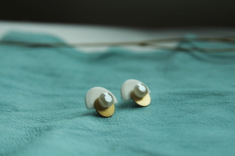 White semicircular brass gemstone earrings - ต่างหู - เครื่องเพชรพลอย ขาว