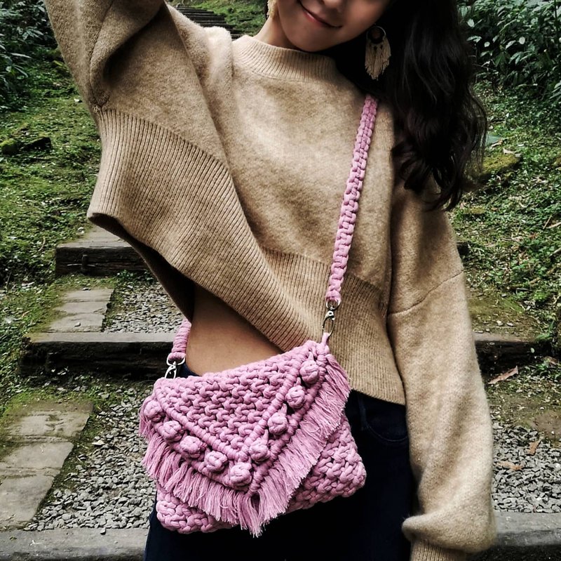 Macrame Pink Ball Boho Woven Bag - กระเป๋าแมสเซนเจอร์ - ผ้าฝ้าย/ผ้าลินิน สึชมพู