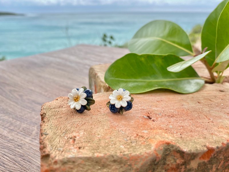 經典藍莓 雛菊 耳貼式 耳環 - 耳環/耳夾 - 陶 白色