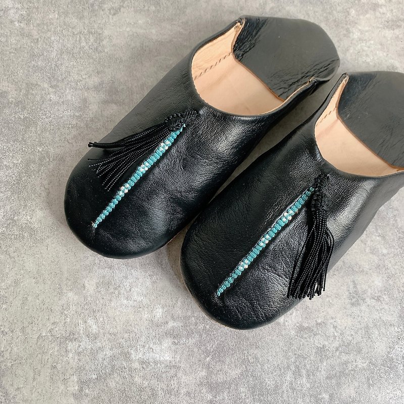 Moroccan babouche room slippers minimalist tassel black - รองเท้าแตะในบ้าน - หนังแท้ สีดำ