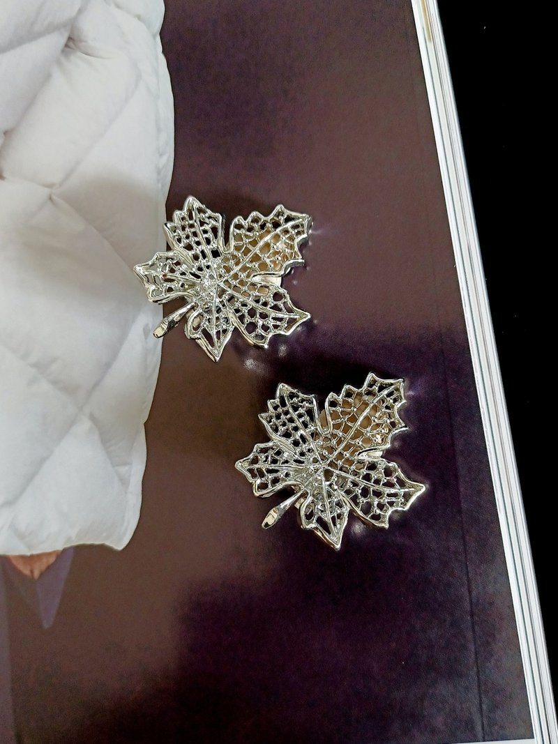 vintage jewelry SARAH COV亮銀簍空楓葉 夾式耳環 - 耳環/耳夾/耳骨夾 - 其他金屬 