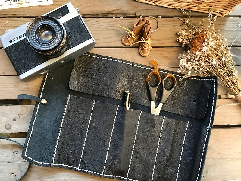 Hand-made leather ─ vintage leather pencil case (six compartments). Mushroom poet + hand made = The Mushroom Hand. (Pen roll, brush bag, pencil bag, pen bag, tool bag, pencil case) - กล่องดินสอ/ถุงดินสอ - หนังแท้ สีดำ