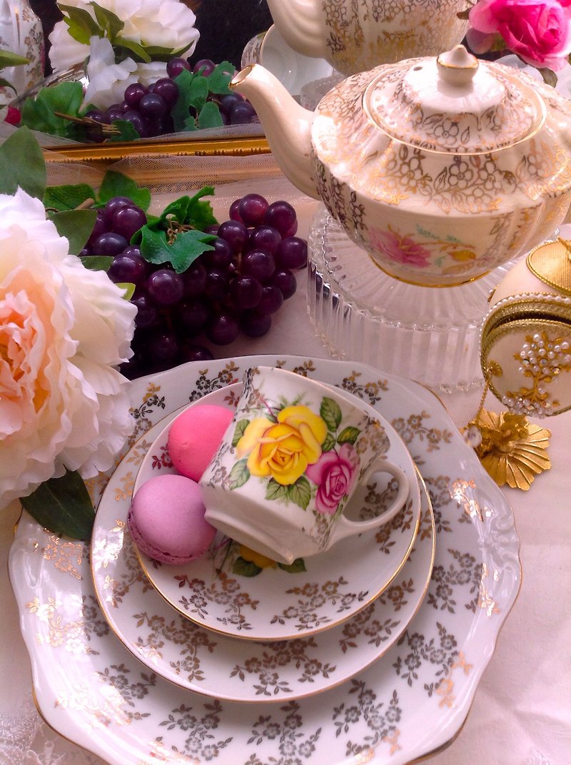 ♥♥アニークレイジー古代チェコローズハウスは、ボーンチャイナカップの花のシリーズで作られた、コーヒーマグカップ3グループ - ロマンチックな誕生日のアフタヌーンティー - 急須・ティーカップ - 磁器 多色