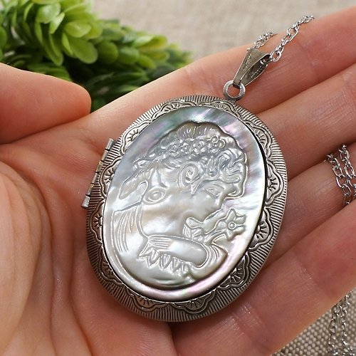 AGATIX White Gray Mother of Pearl Lady Girl Cameo Photo Locket Pendant Necklace Jewelry