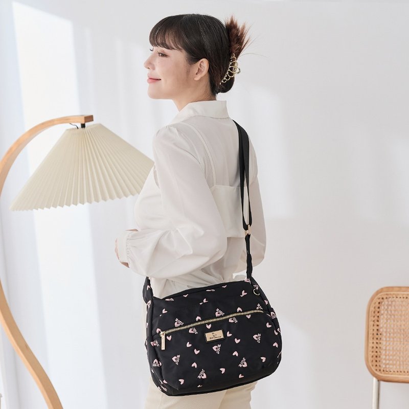[Exclusive design] Eye-catching red makeup - sweet embroidered arc shape crossbody bag - heart-shaped pink - Messenger Bags & Sling Bags - Nylon Black