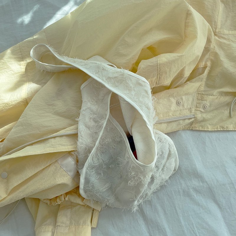 petal shoulder bag (ivory) - 手提包/手提袋 - 聚酯纖維 白色