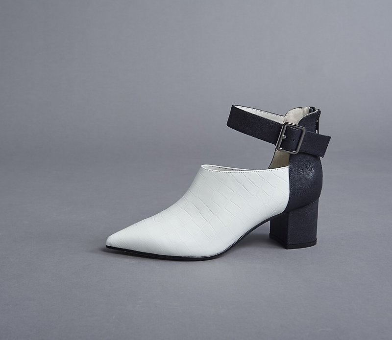 Belt buckle minimalist color matching thick heel shoes white blue - รองเท้าส้นสูง - หนังแท้ ขาว