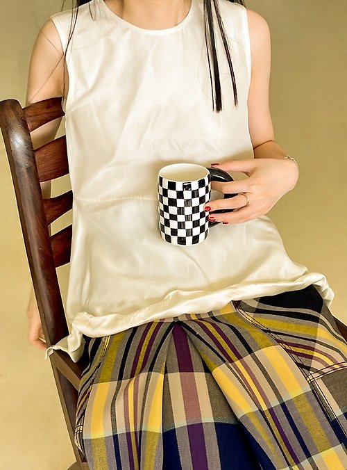 SoftServe 柔軟供應 手繪 復古黑白棋盤格 陶瓷粗把馬克杯 咖啡杯