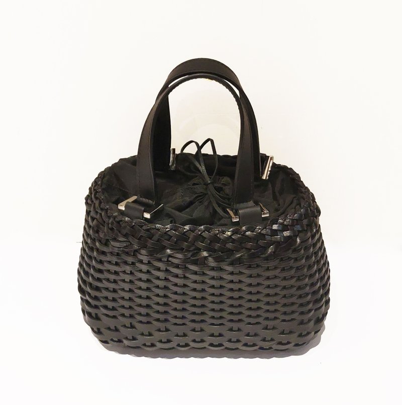 Buffalo Leather Braided Round Tote Bag - กระเป๋าถือ - หนังแท้ สีดำ