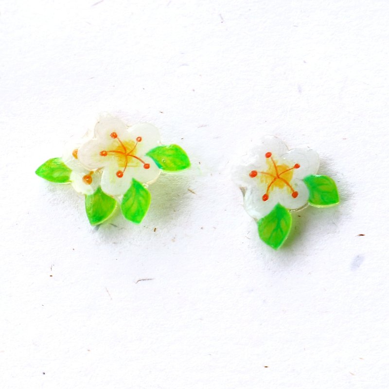 Small white flower asymmetrical earrings - Earrings & Clip-ons - Plastic 