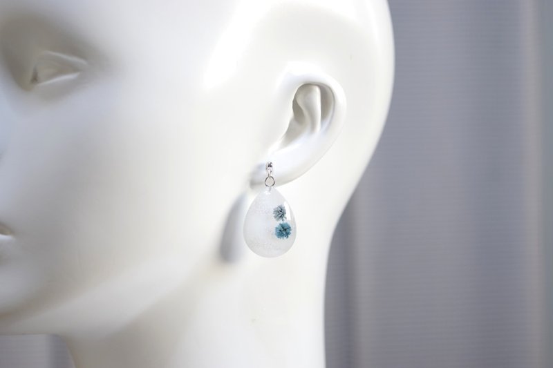 レジンアート　ドロップピアス・白雪と花 - ピアス・イヤリング - レジン ホワイト