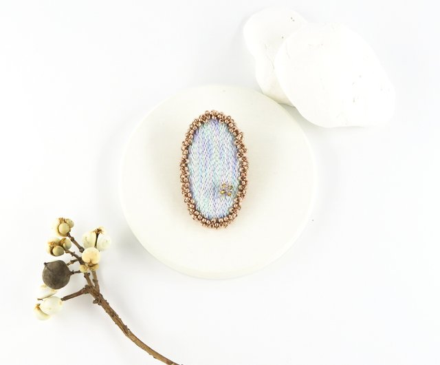 Oval Embroidered brooch. 刺繍ブローチブルーグラデーション- 設計館