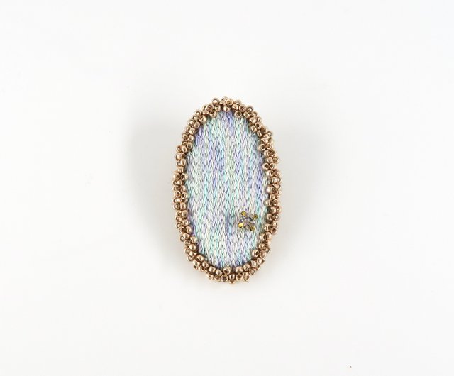 Oval Embroidered brooch. 刺繍ブローチブルーグラデーション- 設計館