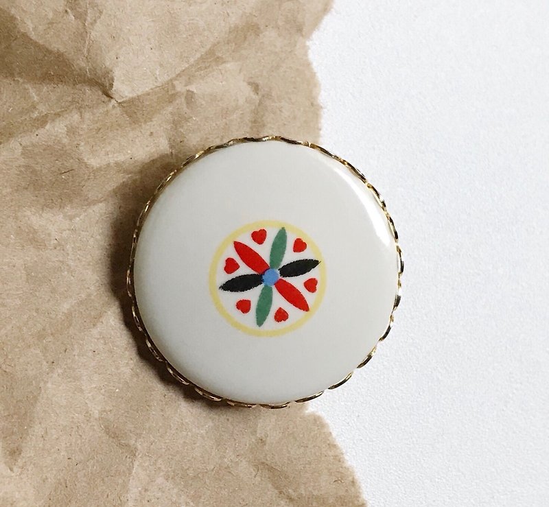 Early brooch / small round button - Brooches - Other Materials White