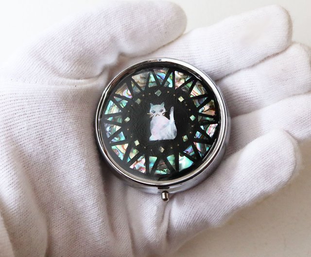 螺鈿細工タイプ】丸型・猫さんピルケース 天弓のしずく 螺鈿風 白猫