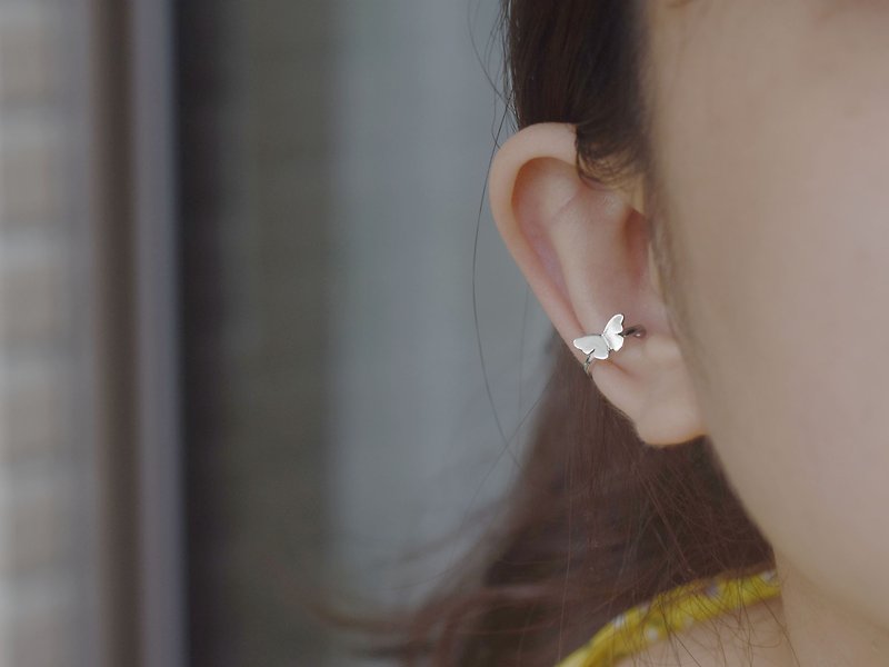 一隻蝴蝶 | 夾式耳環 925純銀 女款 可愛 手工銀飾 情人禮物 - 耳環/耳夾 - 純銀 銀色