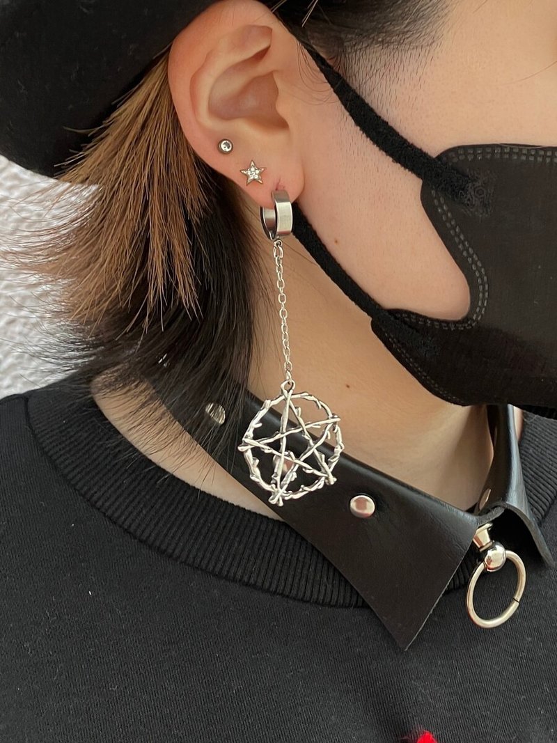 Pentagram earrings/ Silver/black/hellcatpunks/hcp-ac-0252 - ต่างหู - ทองแดงทองเหลือง สีเงิน