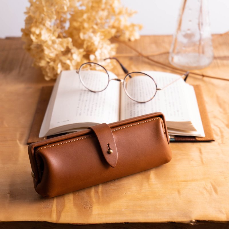 Paka-glass Slim #Cognac イタリアンレザーの眼鏡ケース【入学祝】【就職祝】【カスタム可能なギフト】 - 眼鏡盒/眼鏡布 - 真皮 咖啡色