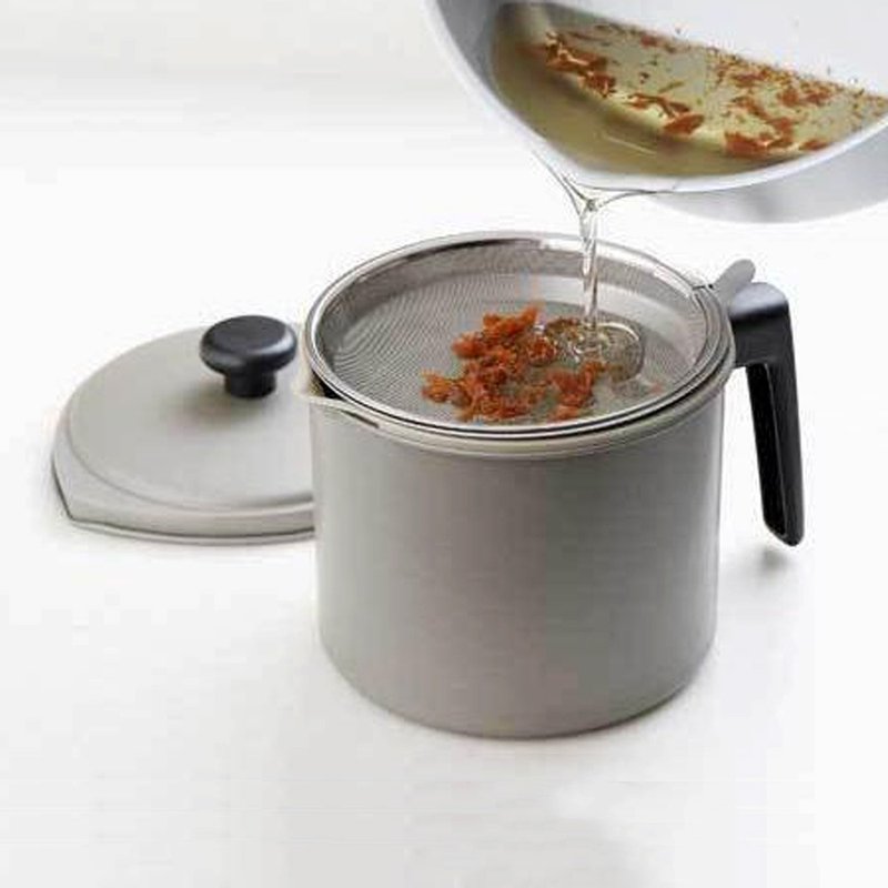 [YOSHIKAWA Yoshikawa] Activated carbon oil filter iron kettle 1.5L (with a non-woven activated carbon cartridge) - Food Storage - Other Metals Silver
