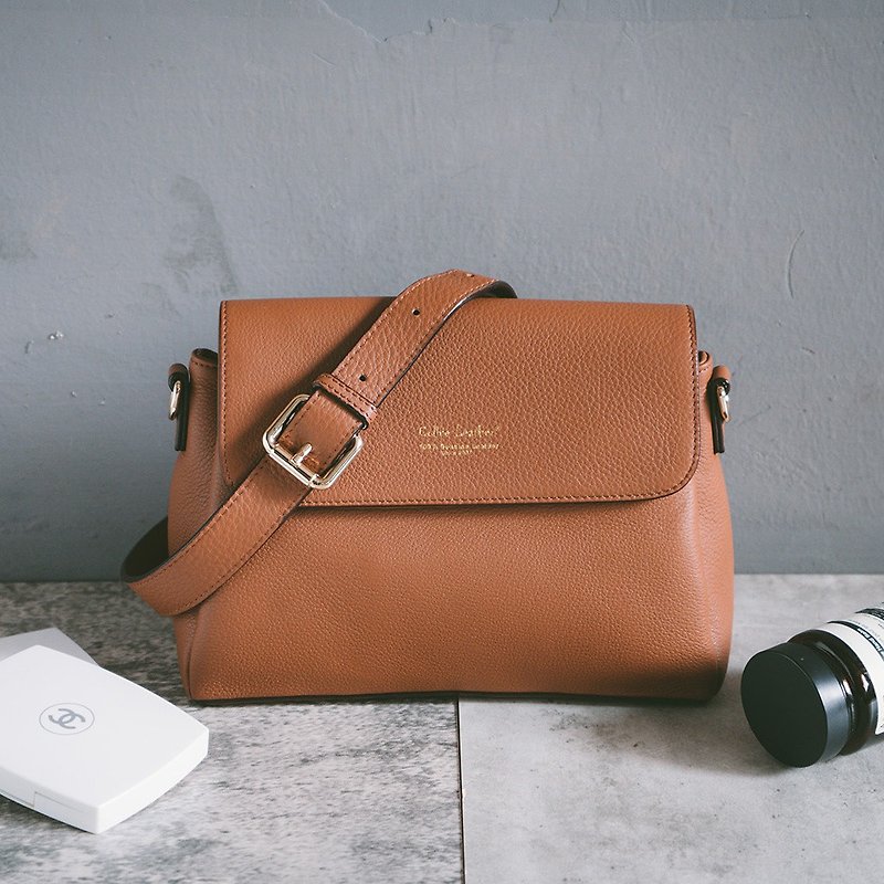 Elegant Leather Classic Crossbody Bag 22246 Brown - กระเป๋าแมสเซนเจอร์ - หนังแท้ สีส้ม